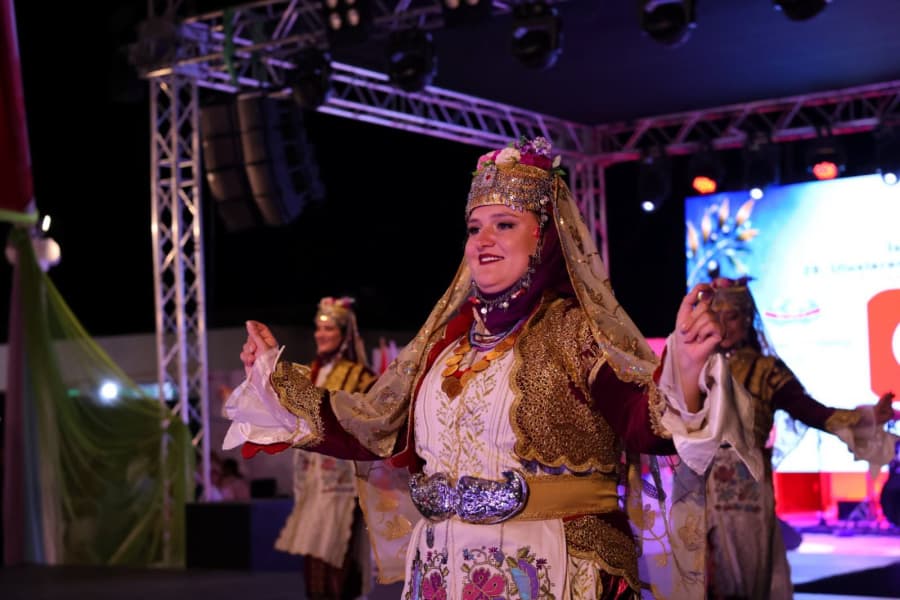 Kültürler buluştu, sahne şovla doldu!