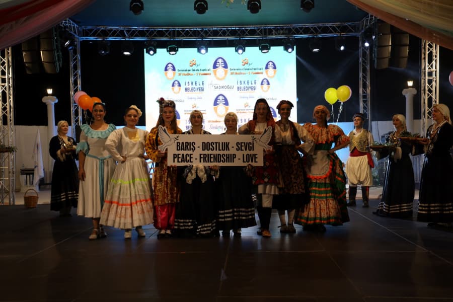 HALK DANSLARI FESTİVALİNDE MUHTEŞEM GALA