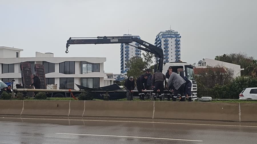 İskele’de kısa süreli etkili olan sağanak yağış ve şiddetli rüzgar hasara neden oldu.