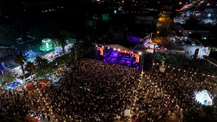 Semicenk, müthiş kalabalıkla İskele’yi sallamaya devam ediyor!